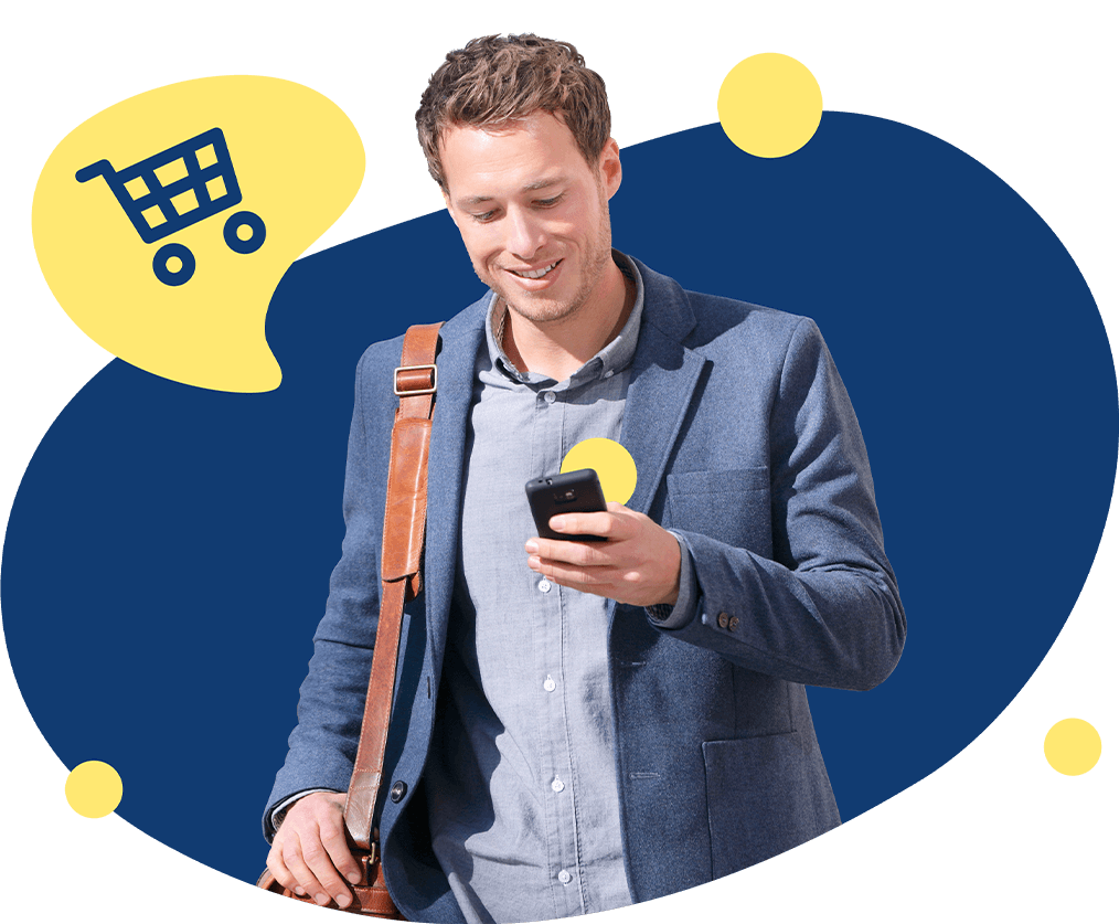 Chico comprando con celular online ahorro