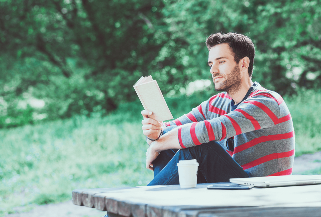 Chico leyendo un libro para aprender sobre la educación financiera