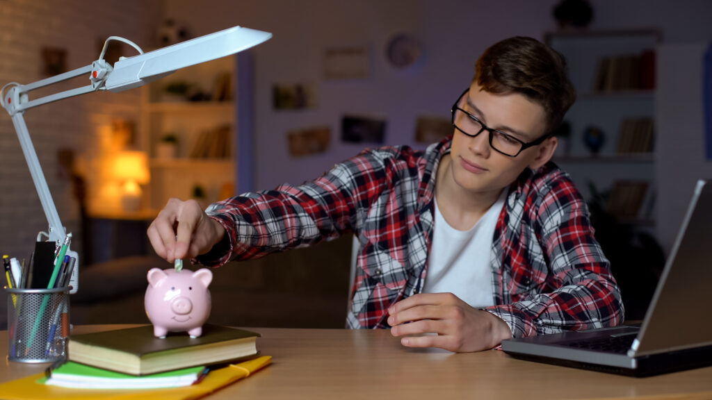 Niño adolescente ahorrando y entendiendo la educación financiera