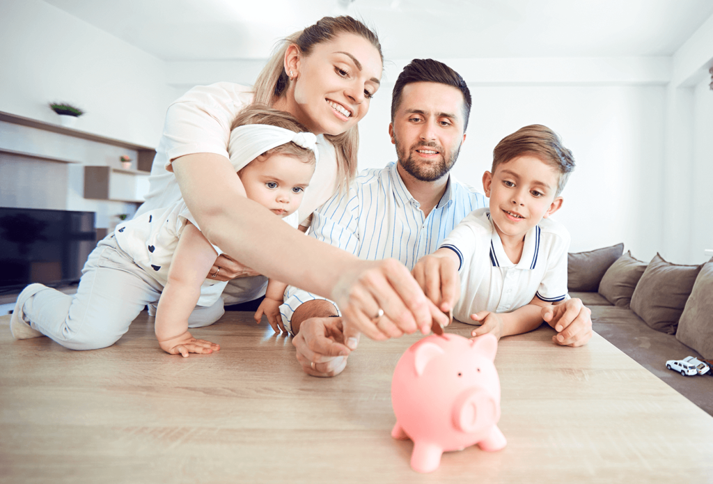 Ahorrar para la jubilación, familia realizando pequeñas aportaciones