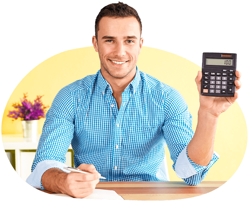 Joven con calculadora en la mano sacando cuentas de su ahorro para la pensión