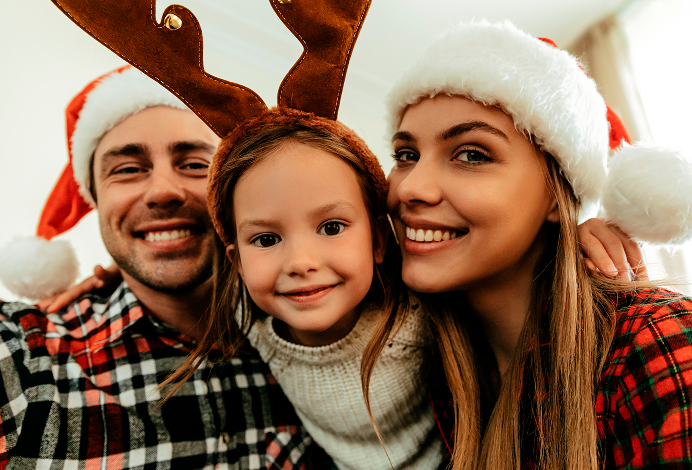 familia feliz en navidad con seguro de vida y ahorro