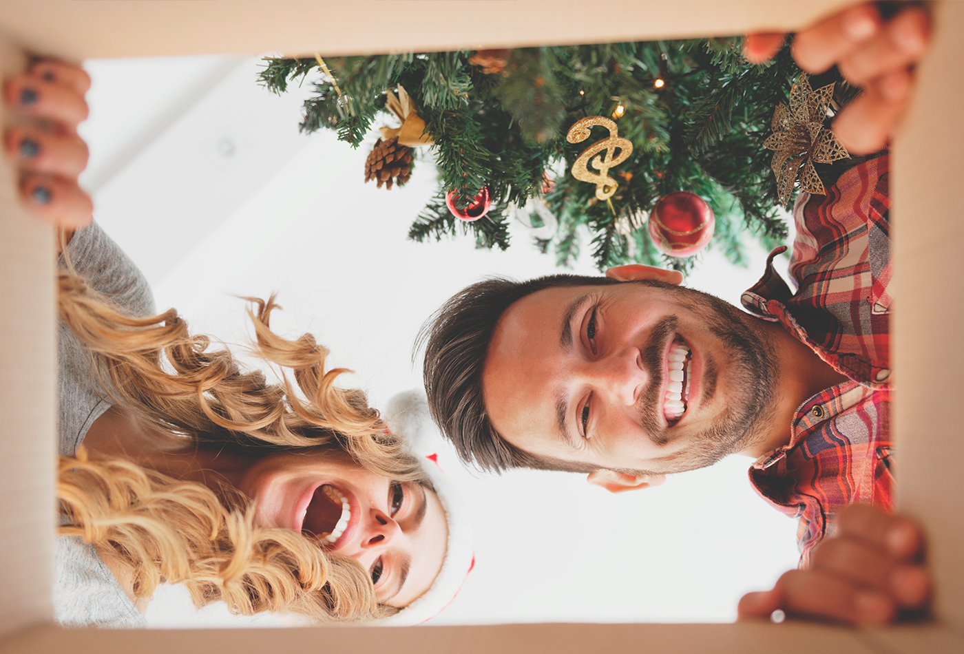 Pareja abriendo un regalo de seguro de vida en navidad