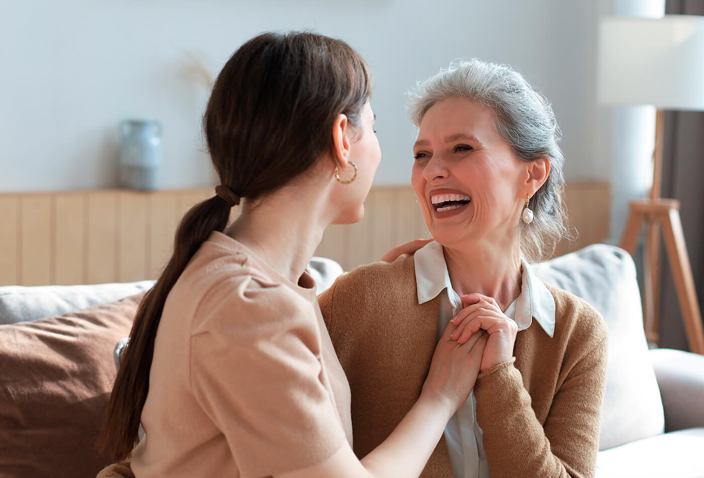 Mama e hija con seguro de vida y ahorro