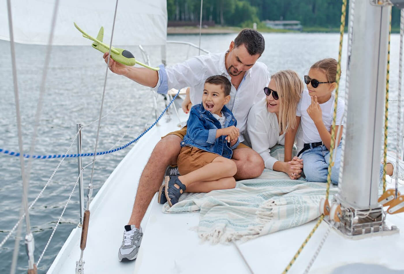 familia ahorra dinero en vacaciones