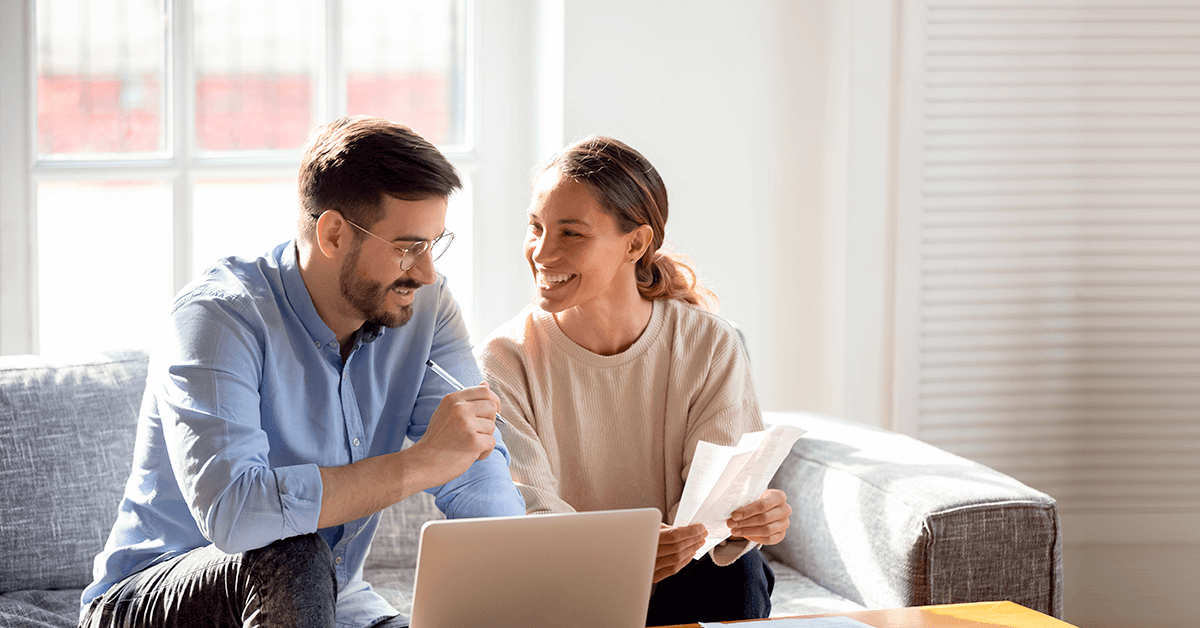 pareja calculando el dinero que necesitan para su retiro