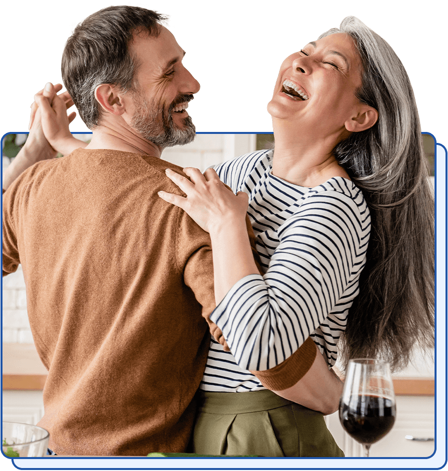 pareja tercera edad bailando feliz