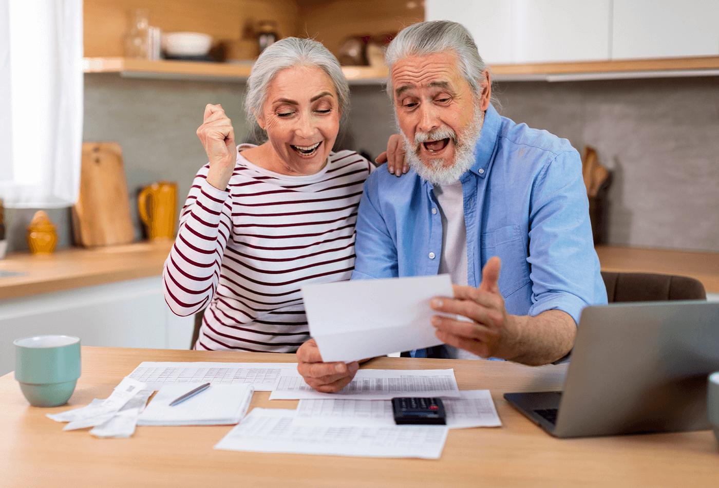 pareja con ahorro de ingresos pasivos