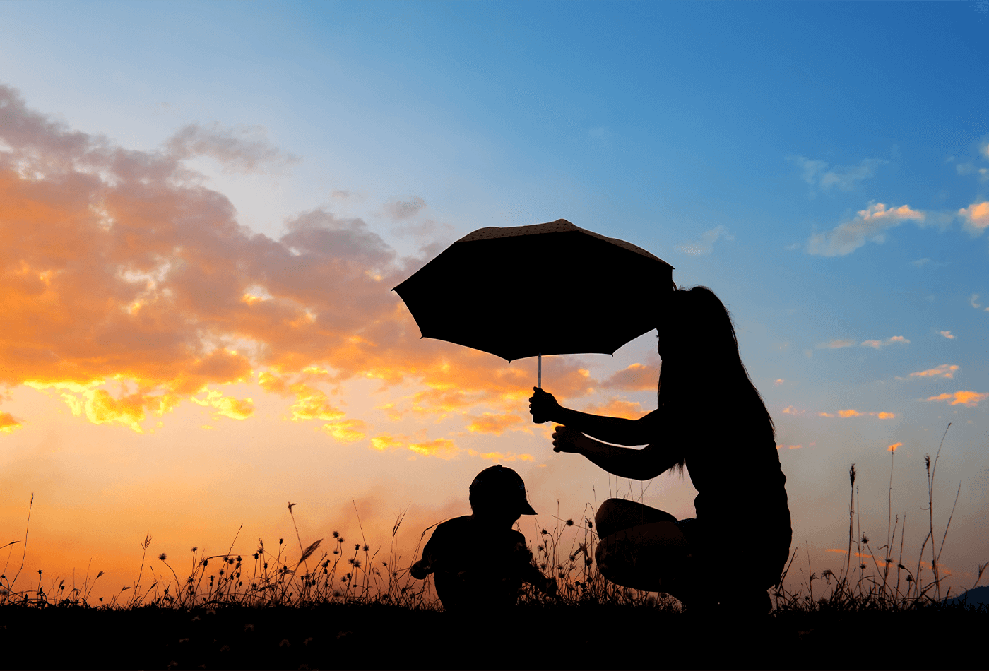 mujer protegiendo a su hijo