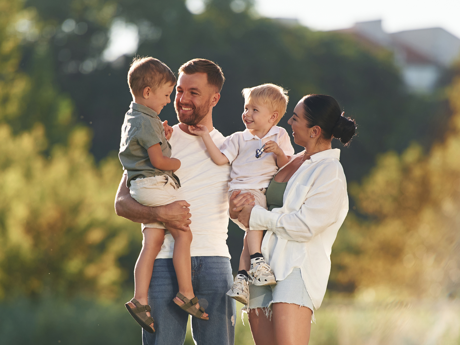 Familia construyendo su plan de ahorro familiar con BMI Ahorro