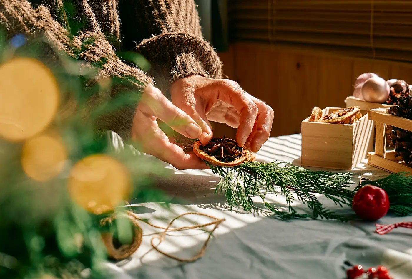 manos haciendo adorno navideño