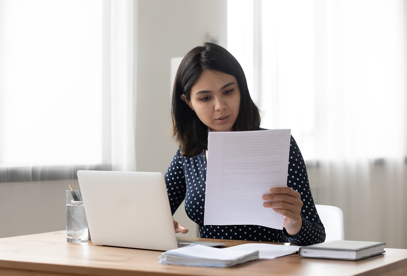 mujer leyendo términos y condiciones